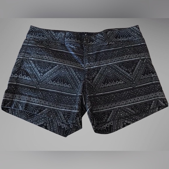 AE American Eagle Women’s Midi Shorts Black & White Geometric Stretch Sz 8 EUC - Picture 1 of 5